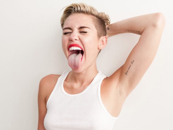miley-cyrus-sticking-tongue-out_112444