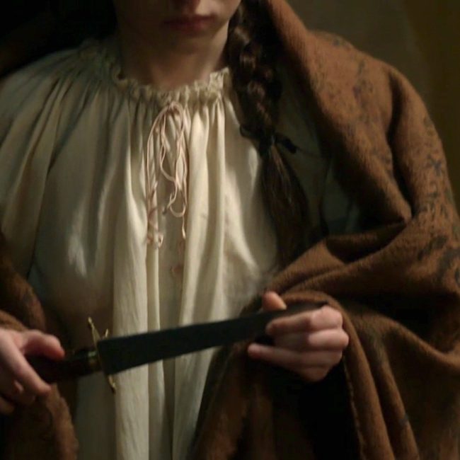 mary holding a knife in outlander episode 211